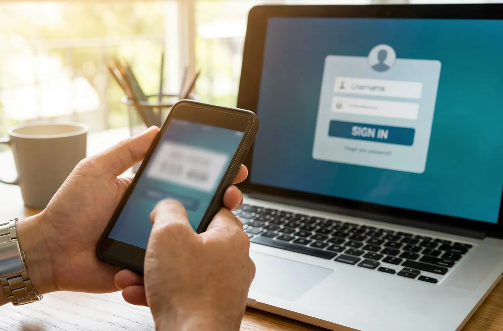 Pessoa a utilizar autenticação de dois factores no telemóvel