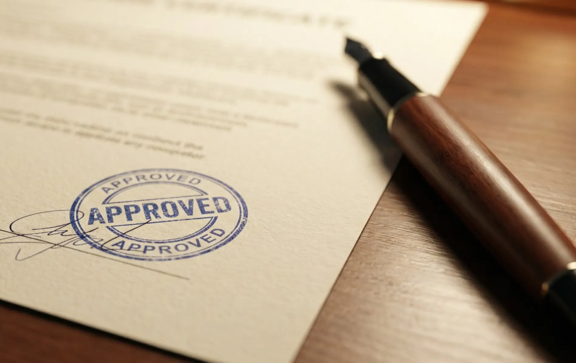 Documento oficial com selo de aprovação e caneta